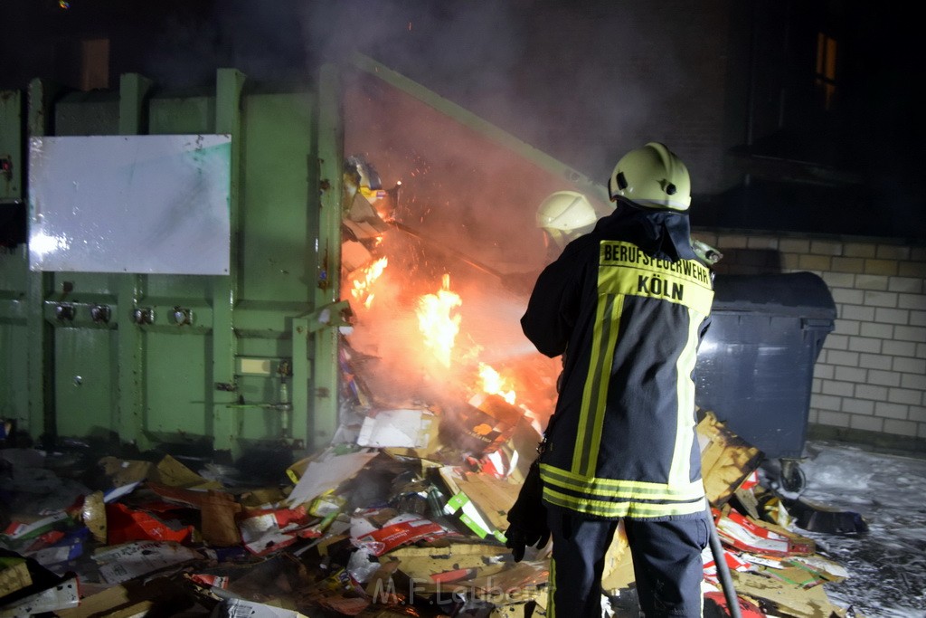 Feuer Papp Presscontainer Koeln Hoehenberg Bochumerstr P294.JPG - Miklos Laubert